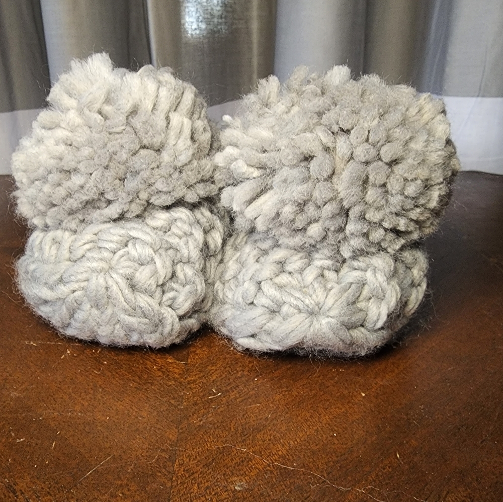 Knit Pompom Slippers